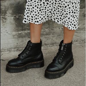BrNd new Dr. Martens
Sinclair Boots by Dr Martens boots + GIFT WITH TAG 💝